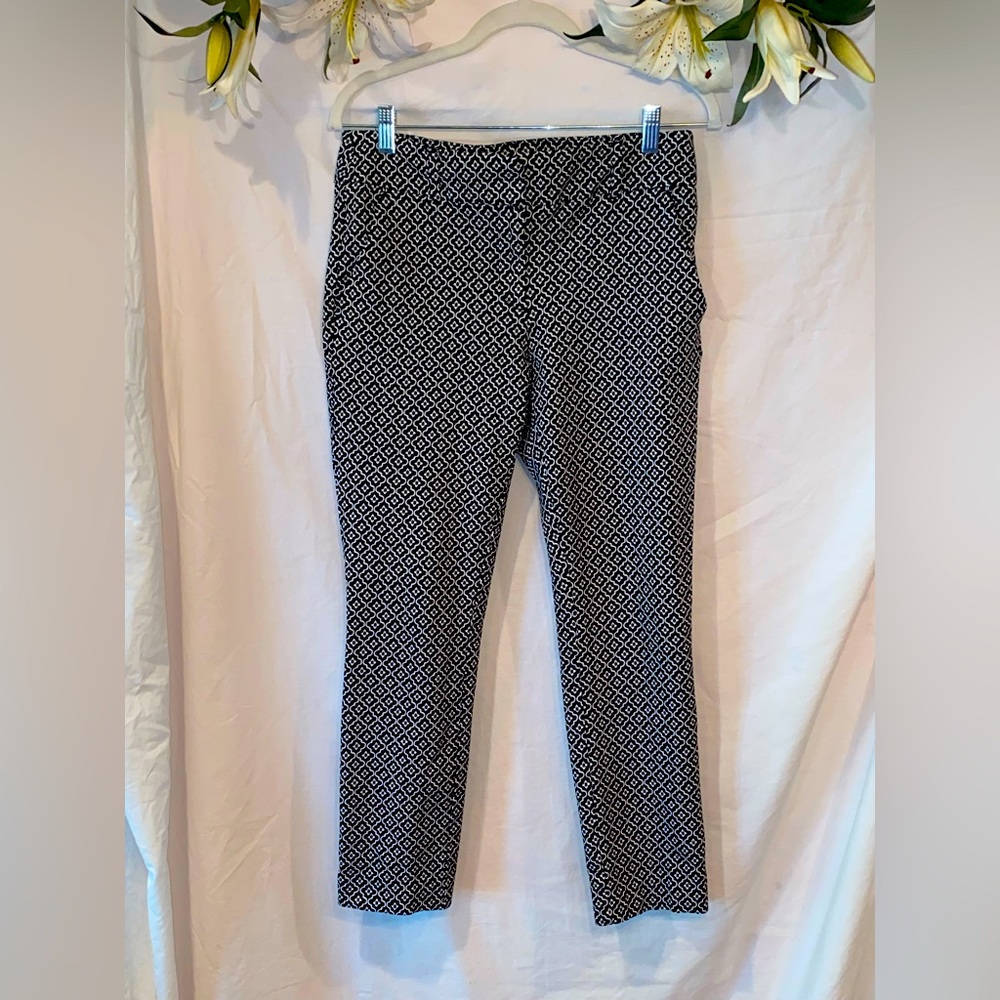 Loft Outlet. Size 6. B&W print pant.